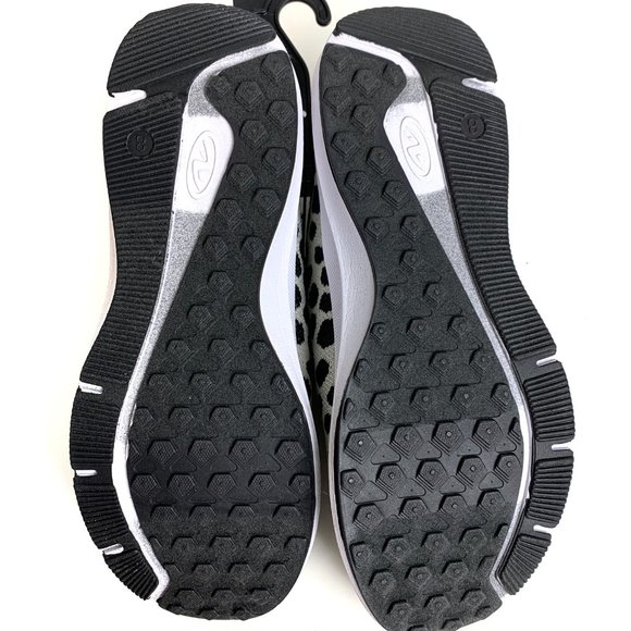 NWT ATHLETIC WORKS Snow Leopard Tennis Shoes Sz 8 - Picture 5 of 7